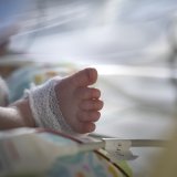 Le congé maternité des femmes vivant une grossesse multiple devrait être allongé, estime une commission parlementaire.